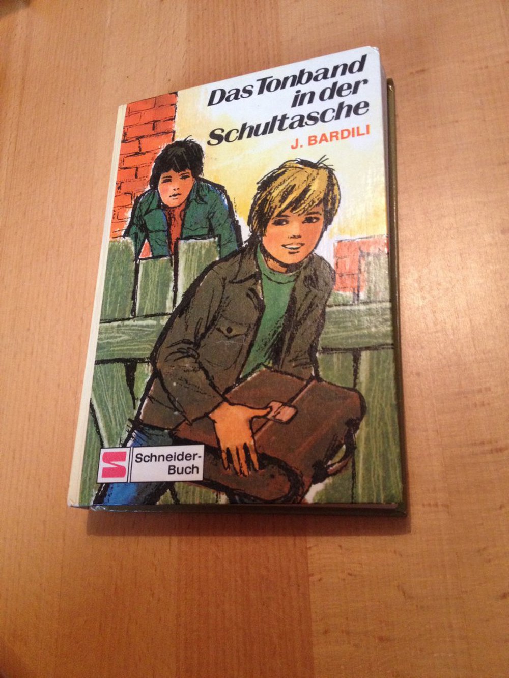 Das Tonband in der Schultasche
