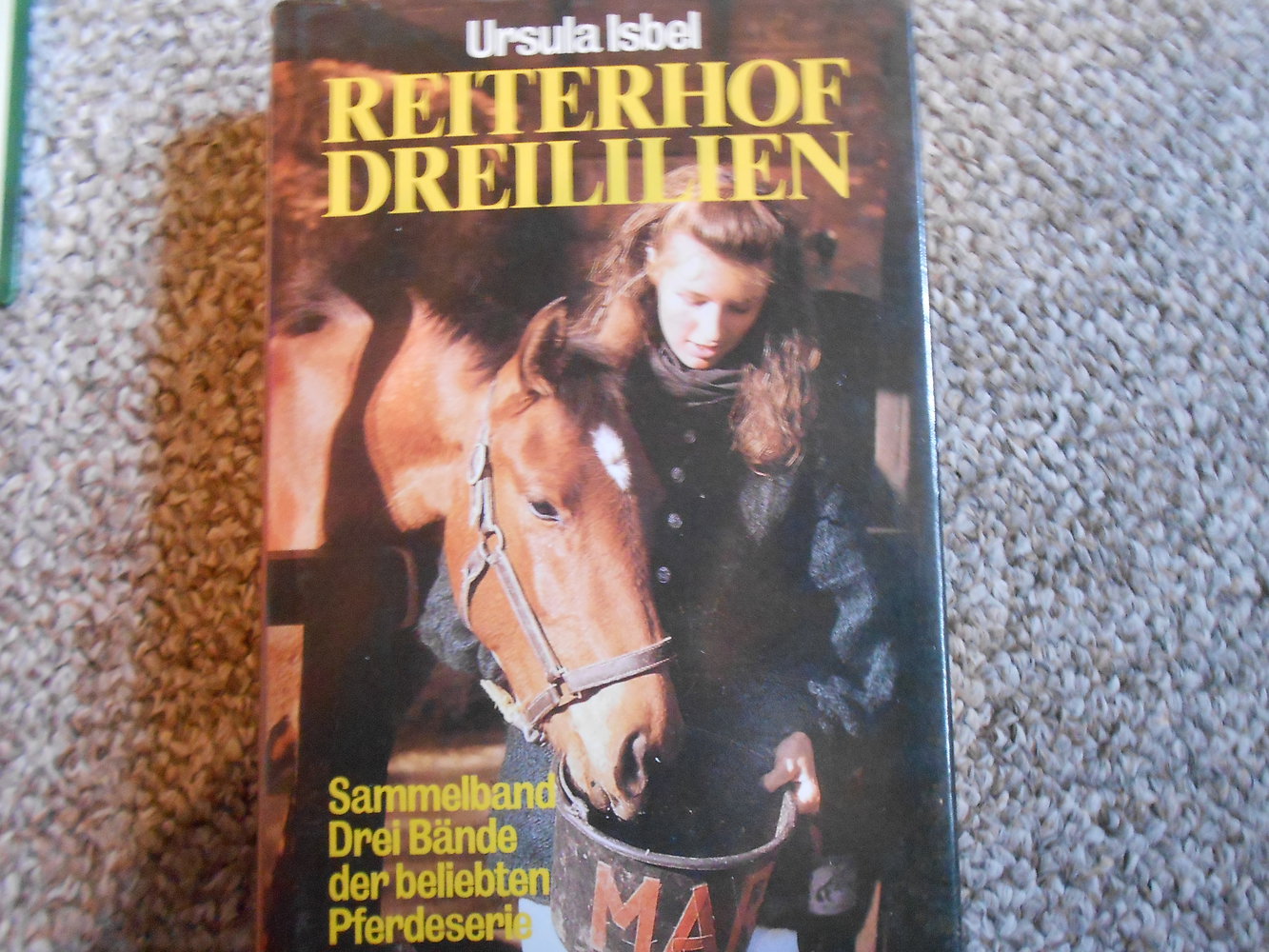 Reiterhof Dreililien (Ursula Isbel), Sammelband