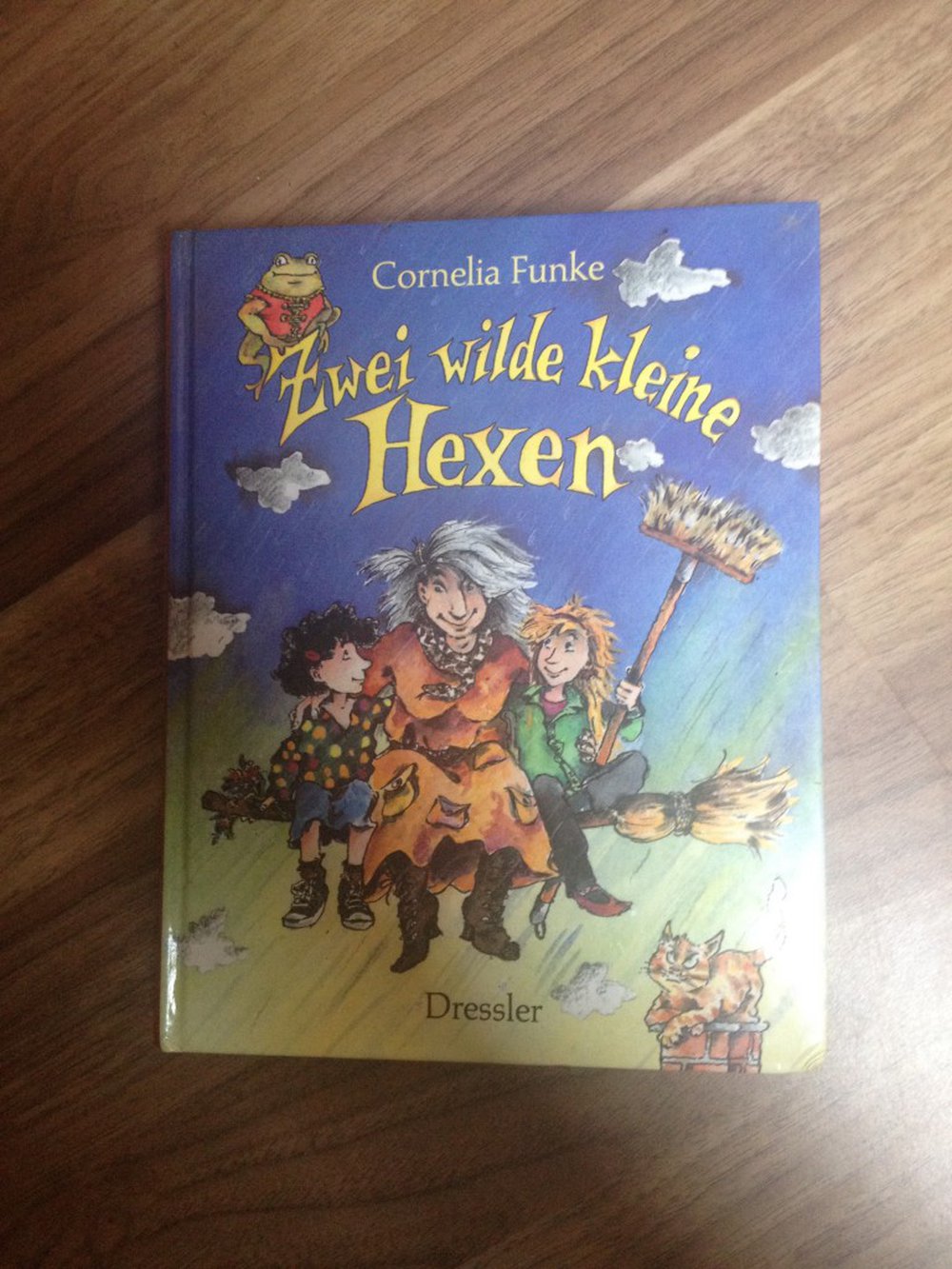 Zwei wilde kleine Hexen