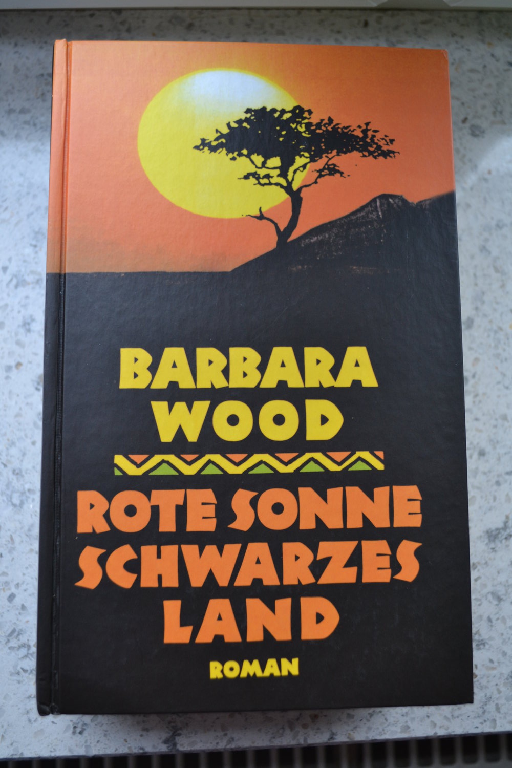 Rote Sonne schwarzes Land