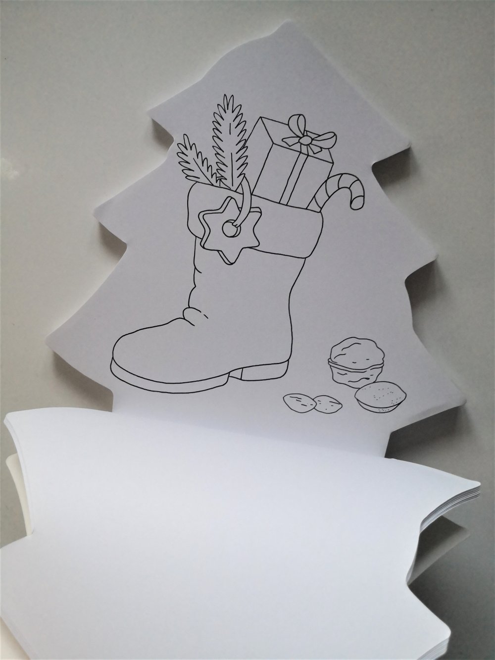 NEU Malbuch in Tannenbaumform mit Weihnachtsmotiven