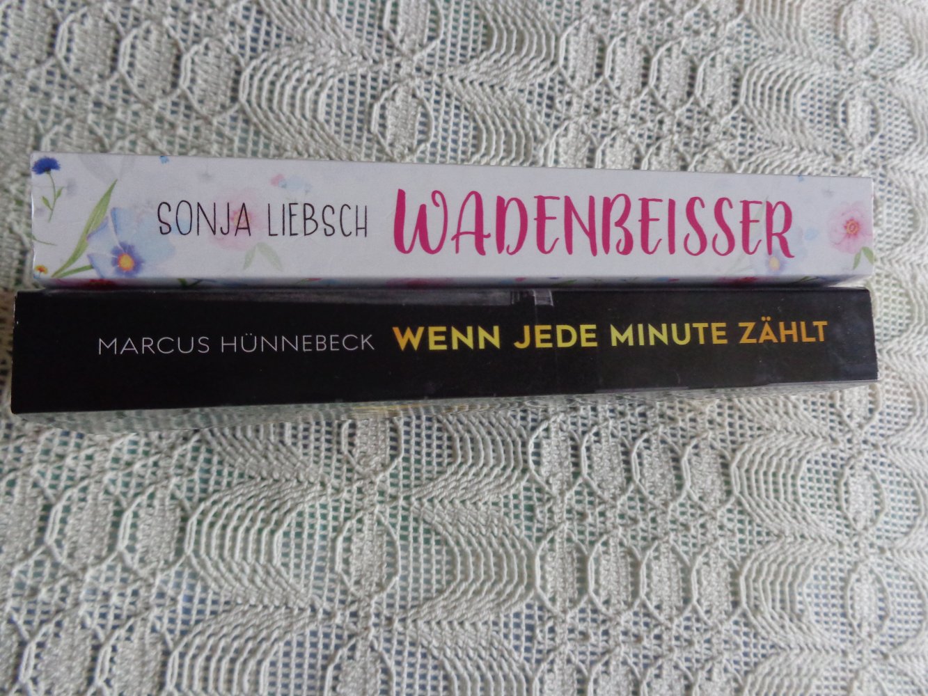 #Bücher, 2 Stück: Wadenbeisser und Wenn jede Minute zählt, 2 St. 5,00 Euro