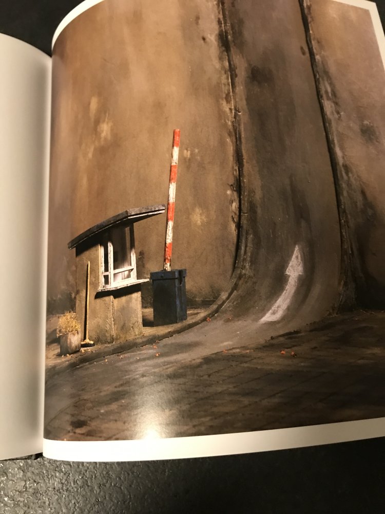 Topsy Turvy World Verkehrte Welt Crafic Design Phantasie Modellbau Architektur Sinnbild Täuschung Stilleben Umwelt Haus Bauwesen Sinnestäuschung Surrealität Kunst  