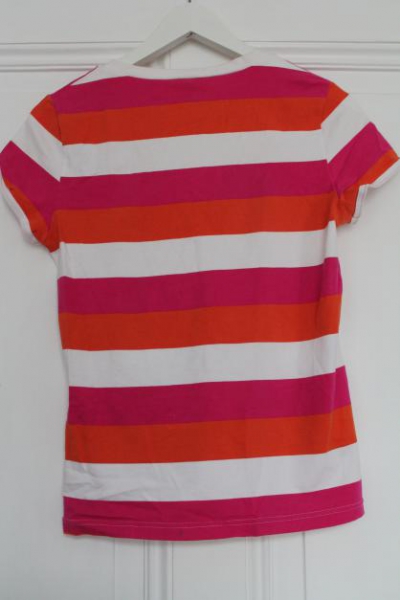 gestreiftes T-Shirt mit V-Kragen