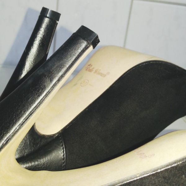 NEU! schwarze Stiefeletten in Kunstleder und Wildlederoptik mit goldfarbenem Reissverschluss Gr. 37