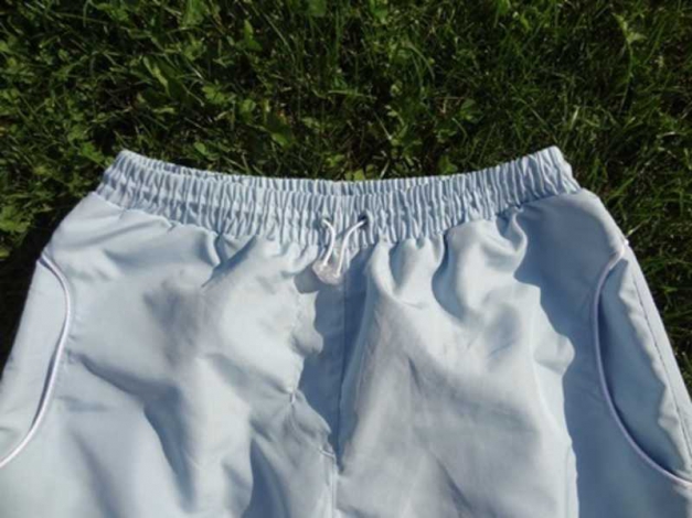 Leichte hellblaue Sporthose
