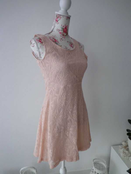 Spitzenkleid in nude/rosé