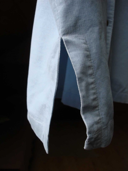 hellblaue Bluse aus Feincord