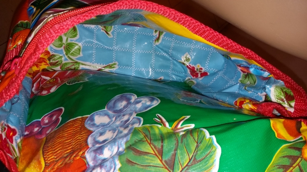 Kunterbunte ,schrille, flippige Wachstuch- Umhänge-Tasche 