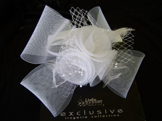 Hübscher Fascinator / Haarschmuck, hält mit Haarreif in weiß, zur Hochzeit oder Standesamt
