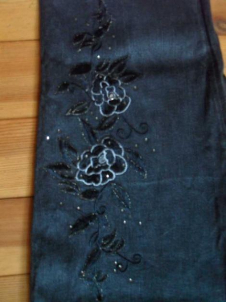bestickte schwarze Jeans
