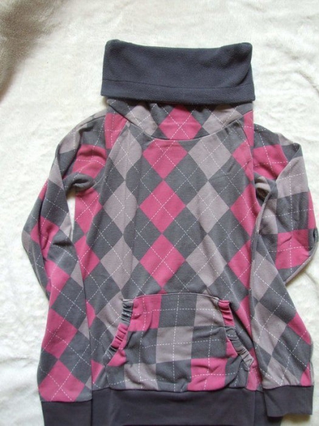 grau pinker Rollkragen Pullover kariert