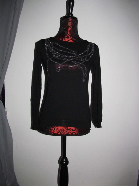 schwarzer Pulli mit Glitzersteinen