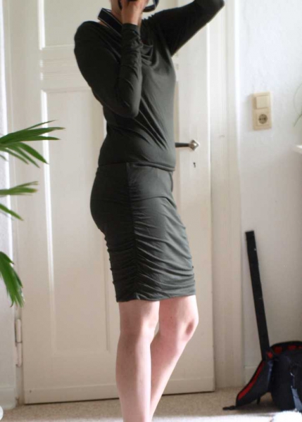 Kleid mit Wasserfallausschnitt