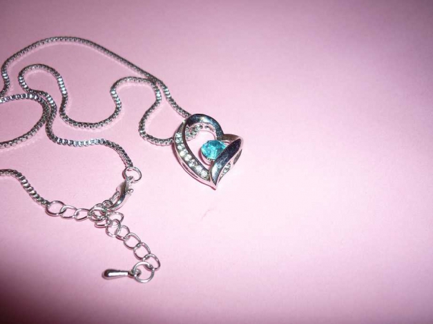 Herz Kette mit Glitzersteinen.