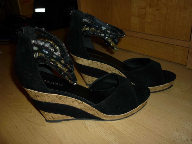 Hohe Wedges mit Edelsteinen