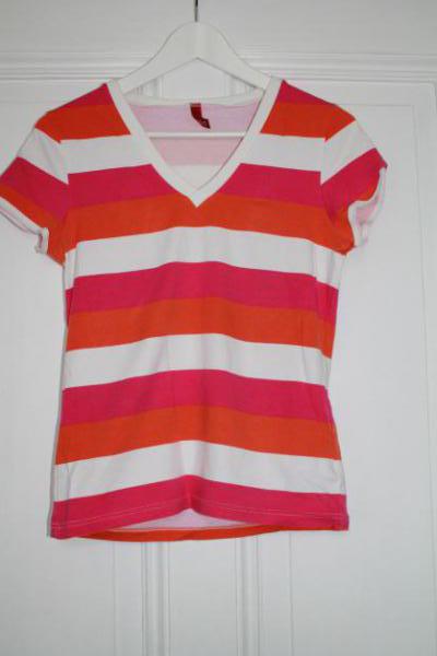 gestreiftes T-Shirt mit V-Kragen