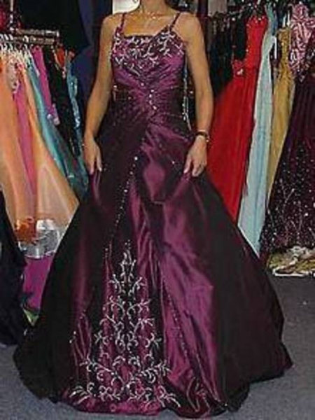 Brautkleid, Verlobungskleid, Galakleid, Prinzessinnen-Kleid in der Farbe Burgunder / Weinrot