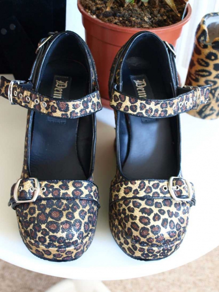 Wedges mit schimmerndem Leomuster