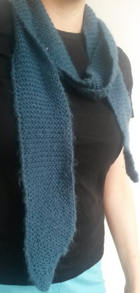 petrolfarbener Strickschal