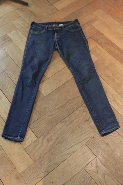  blaue Jeans mit Gesäßtaschen und Hüfttaschen