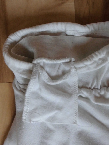 Schlichte weiße Stretch-Sporthose