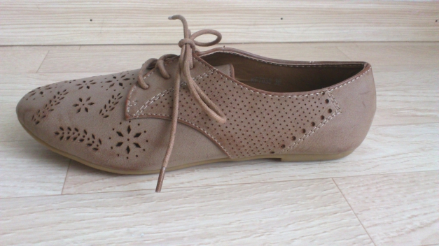 Schnürer mit Lochmuster in Taupe 36 