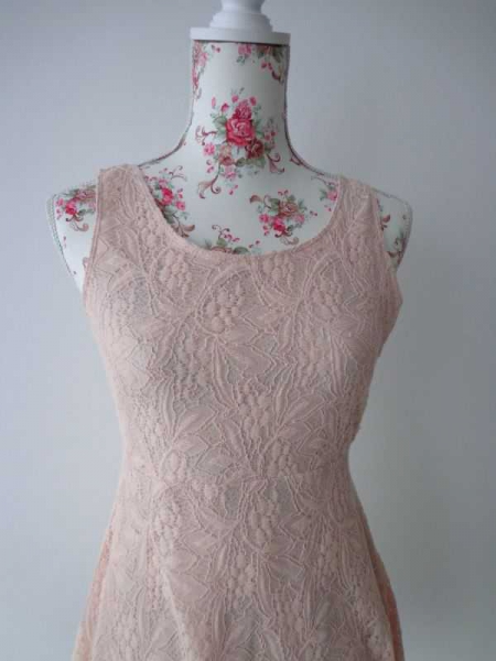 Spitzenkleid in nude/rosé