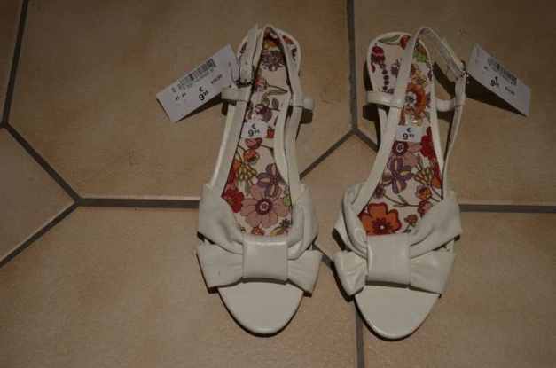 Sandalen mit kleinem Absatz