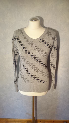 graues Shirt mit Herzen