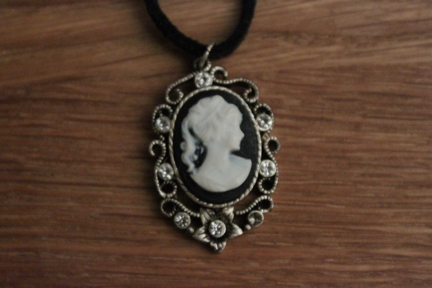  schwarze Kette mit Anhänger