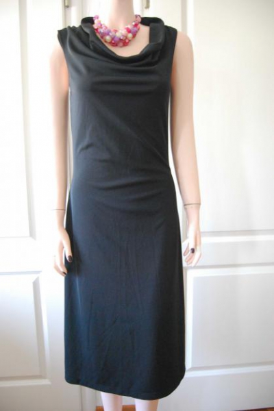 Schlichtes schwarzes Kleid  Trendi