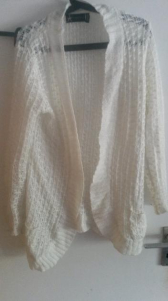 weiße Strickjacke
