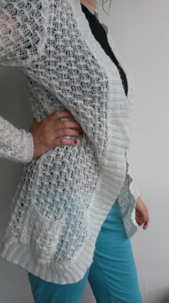 weiße Strickjacke