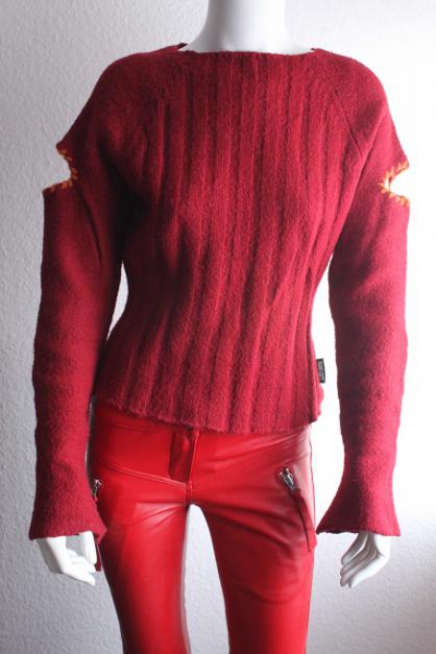 Weinroter Pulli mit Schlitzen 