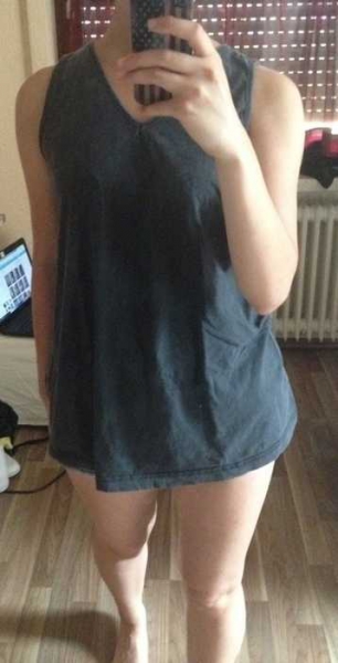 lockersitzendes, schwarzes Top