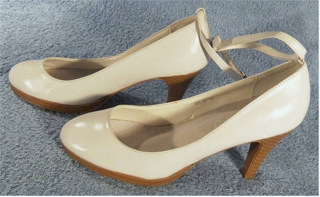 Schuhe Pumps von Jumelles - weiß - Größe 38 - leicht defekt 