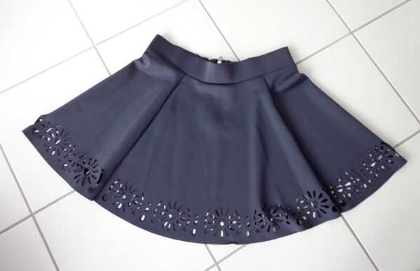 Grauer H&M Rock mit Lasercut