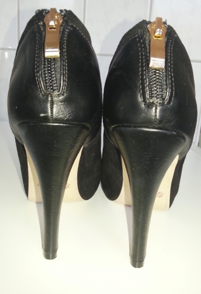 NEU! schwarze Stiefeletten in Kunstleder und Wildlederoptik mit goldfarbenem Reissverschluss Gr. 37