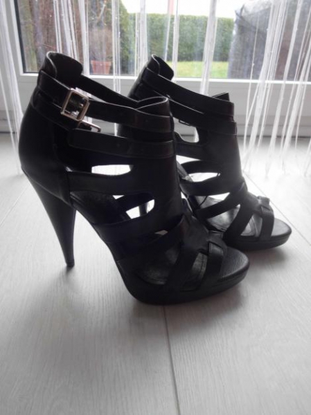 Schwarze Sandaletten  Neu Gr. 37 H&M