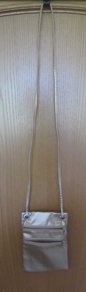Kleine goldene/goldne Handtasche/Handtäschchen