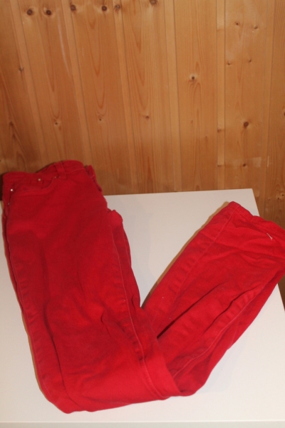   ROTE ANLIEGENDE RÖHRENJEANS
