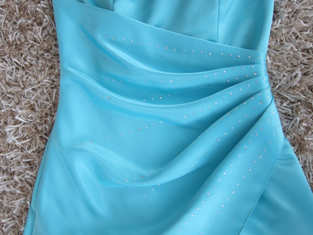 Türkises langes Kleid mit Raffung und Strasssteinen