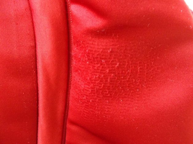 rotes glänzendes Partykleid