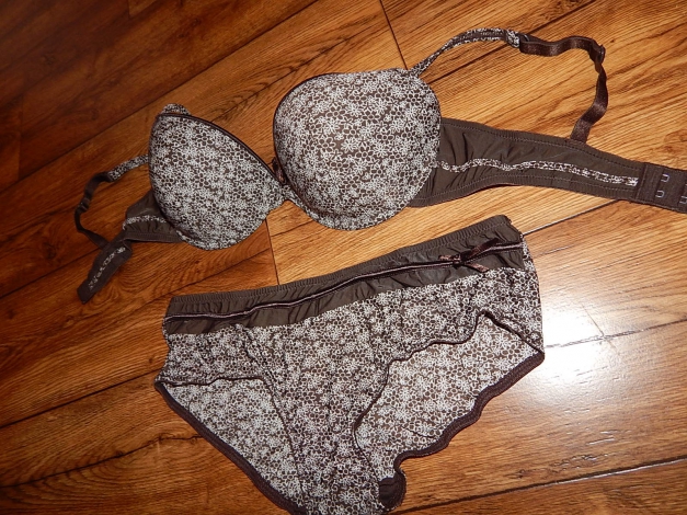 Hübsche moderne Wäsche Gr. 80 C und Slip Gr. 40 Dunkelbraun w Schleifchen
