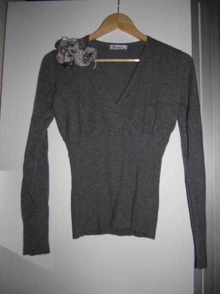süßer grauer Pulli