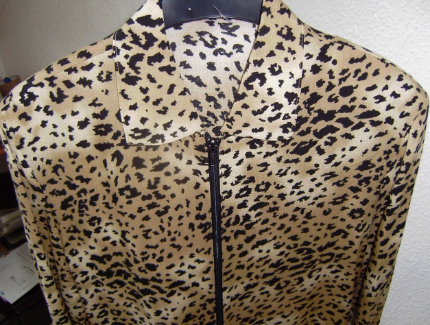Schöne dünne Jacke oder Blusenjacke im Leo Look mit Reißverschluss Gr. ca. 40
