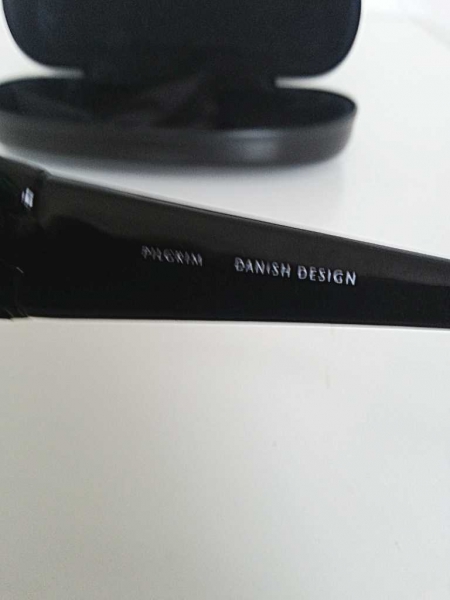 Pilgrim schwarze Sonnenbrille mit fließend schwarz getönten Gläsern und strassbesetzten breiten Bügeln
