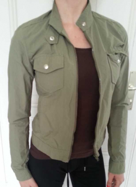 Zara TRF olivgrüne/khakifarbene leichte Jacke mit kurzem Stehkragen Gr. 34/XS