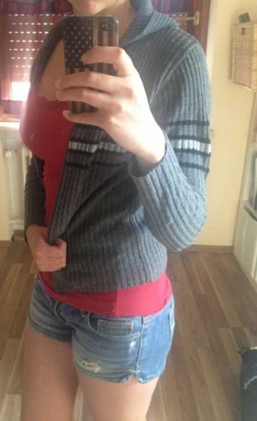 graue Strickjacke